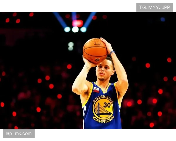 伯德无球撕扯防线提升效率，库里挡拆拉开空间