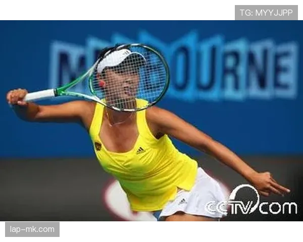 彭帅球场像战神，下了场像阔太，她的包包能把我三个月工资吞了